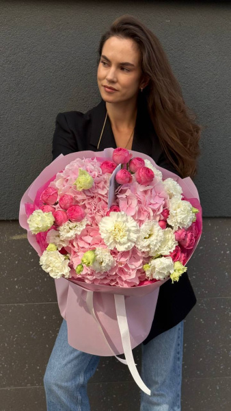 Букет з гортензій, троянд та еустоми