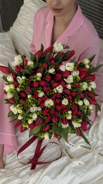 Букет з червоних тюльпанів та білої фрезії
