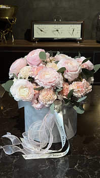 Коробка з рожевих ранункулюсів, персикових гвоздик та евкаліпту