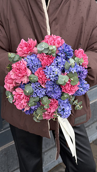 Букет з рожевих гвоздик, фіолетових гіацинтів та евкаліпту