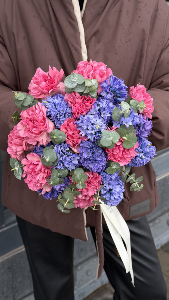 Букет з рожевих гвоздик, фіолетових гіацинтів та евкаліпту