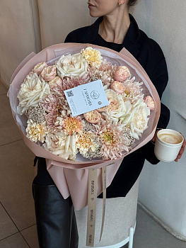 Букет з троянд Royal Blush, хризантем Avignon, троянд White O`Hara та гвоздик Pich Tea