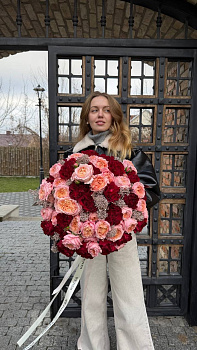 Букет з троянд Hearts, троянд Julietta та скімії 