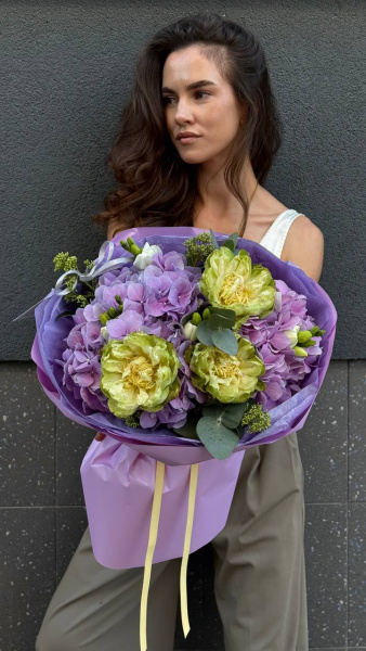 Букет з гортензій, троянд та фрезій 