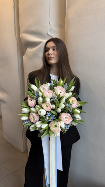 Букет з ранункулюсів Hanoi Super, оксипеталуму Pure Blue, тюльпанів та нобілісу 