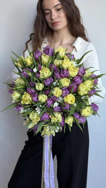 Букет з жовтих та фіолетових піоноподібних тюльпанів з оксипеталумом