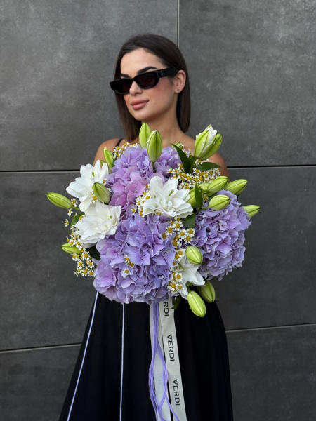 Букет з гортензій, лілій та танацетума