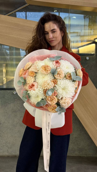 Букет з хризантем Tutu, троянд Julietta, троянд Gentle Trendsetter, гвоздик Brut та евкаліпту