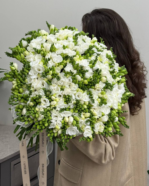 Букет з білої фрезії з атласними стрічками