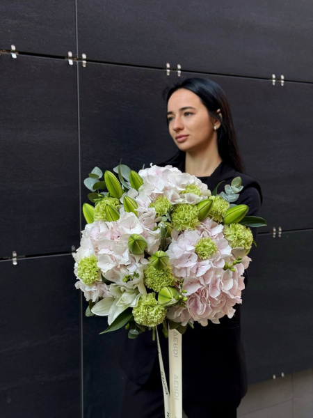 Букет з гортензій, лілій, гвоздик та евкаліпту 