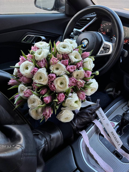 Букет з білих ранункулюсів та бузкових півонієподібних тюльпанів