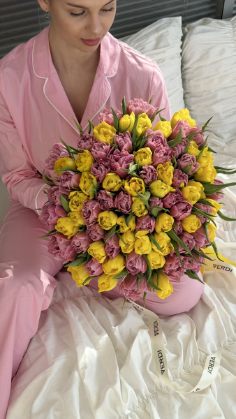 Букет з міксу жовтих та рожевих півонієподібних тюльпанів