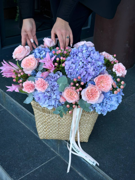 Композиція з гортензій, троянд, хіперікуму та лілій 