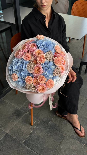 Букет з гортензії, кущової троянди, гвоздики та озатамусу