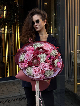 Букет з протей Brenda, троянд Silva Pink, озатамусу, троянд Pink O`Hara та евкаліпту