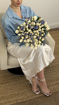 Букет з білих тюльпанів та синього мускарі