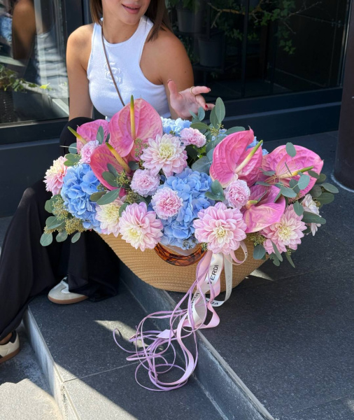 Композиція з гортензій, антуріума, жоржин, гвоздик та евкаліпту 