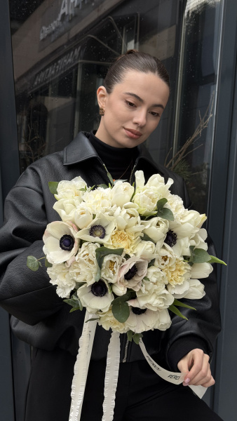 Букет з білих анемон, тюльпанів та гвоздик з евкаліптом