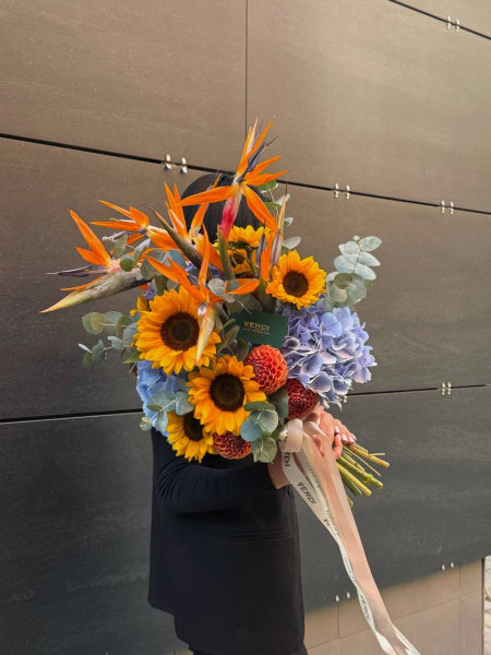 Букет з гортензій, стреліцій, соняхів та жоржин