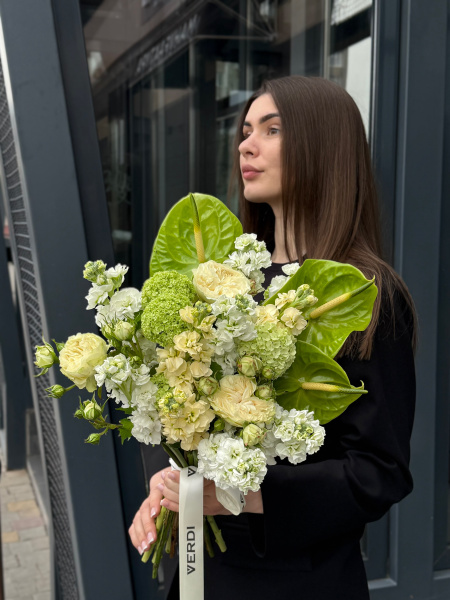 Букет з антуріума, матіоли, троянд та вібруму