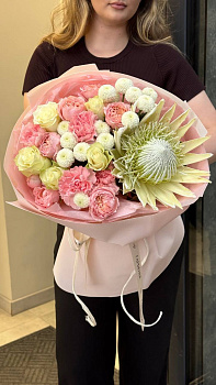 Букет з протеї, гвоздик, сантіні та троянд