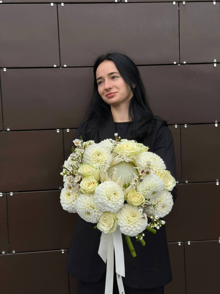 Букет з протеї, троянд. жоржин та вакси