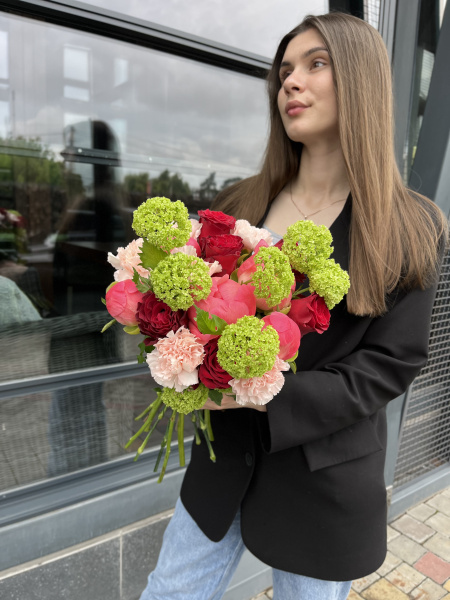 Букет з півоній, троянд, гвоздик та вібруму