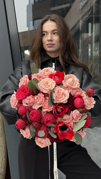 Букет з піоноподібних троянд, червоних анемон та евкаліпту