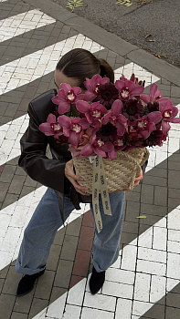 Композиція з троянд Barista, гербер Dark Night та орхідей