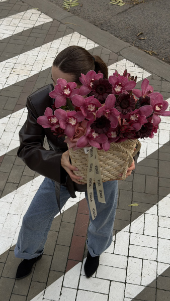 Композиція з троянд Barista, гербер Dark Night та орхідей