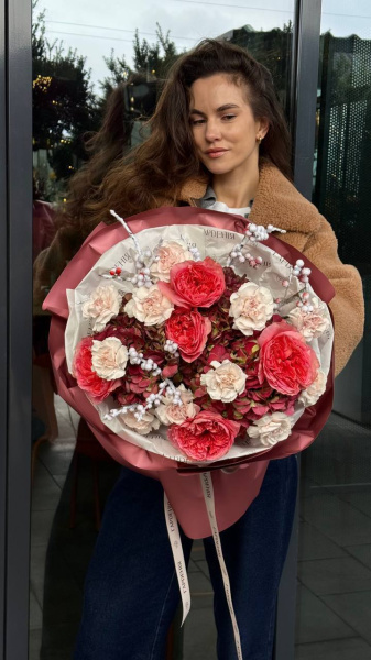 Букет з гортензій Viena Wyrdak Red, троянд Candy Xpression, гвоздик Bridal Damascus та засніженого ілексу