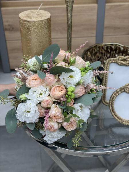 Букет для нареченої - еустоми, троянди, фрезії та евкаліпт