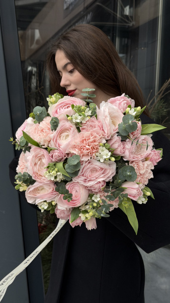 Букет з рожевих ранункулюсів, гвоздик та білого орнітогалуму