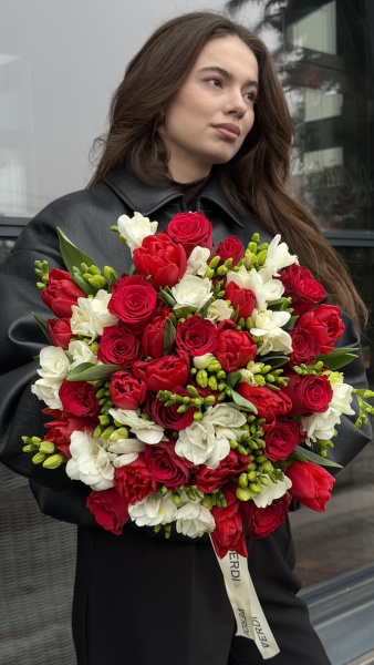 Букет з червоних тюльпанів, троянд та білої фрезії