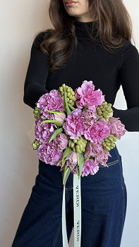 Букет з рожевих гвоздик, тюльпанів та гіацинтів зі стрічкою