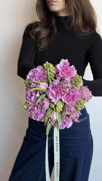 Букет з рожевих гвоздик, тюльпанів та гіацинтів зі стрічкою