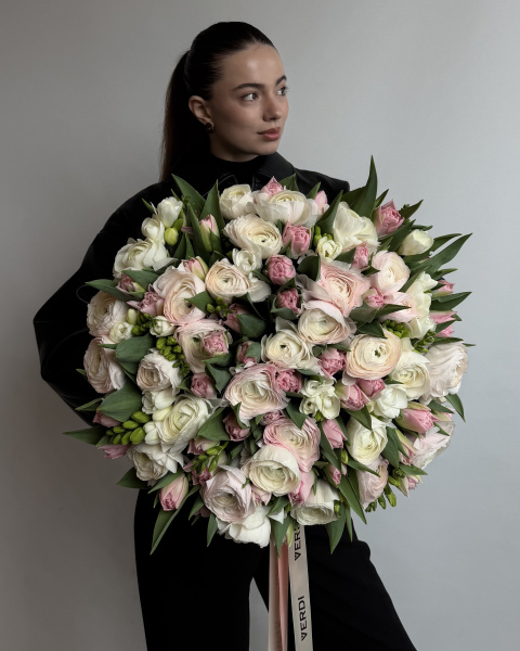 Букет з ранункулюсів, тюльпанів та білої фрезії