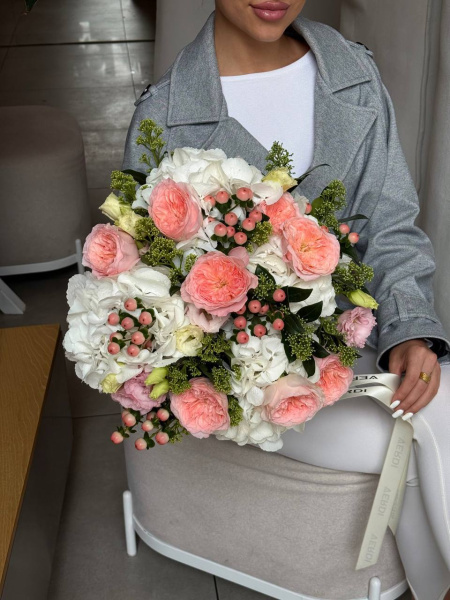 Букет з гортензій, троянд, еустоми та хіперікуму