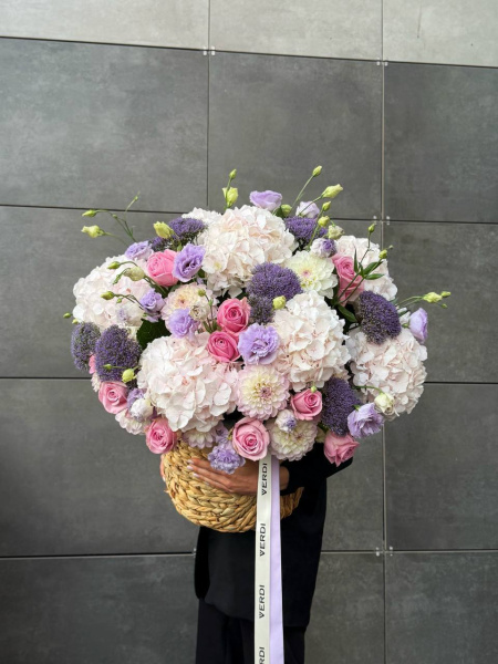 Композиція з гортензій, еустоми, троянд, трахеліума та жоржин