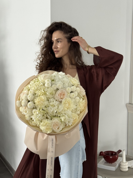 Букет з білої гортензії, троянд та кулястої хризантеми у бежевому пакуванні