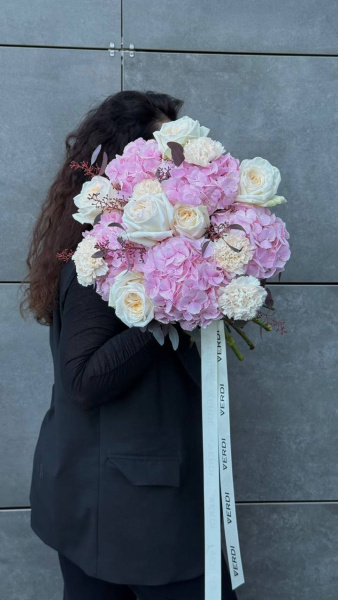 Букет з гортензій, троянд та гвоздик