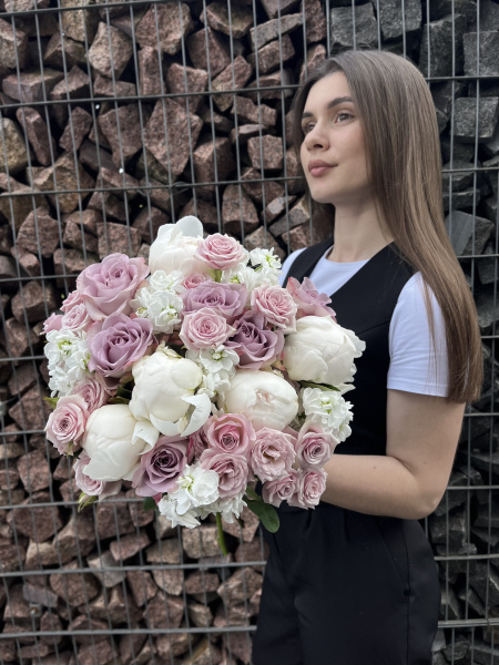 Букет з півоній, троянд та матіоли 