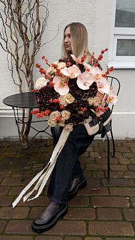 Букет з гортензій Magical Rubyred, троянд Gentle Trendsetter, фаленопсису Colored Peach, гвоздики Brut та ілексу