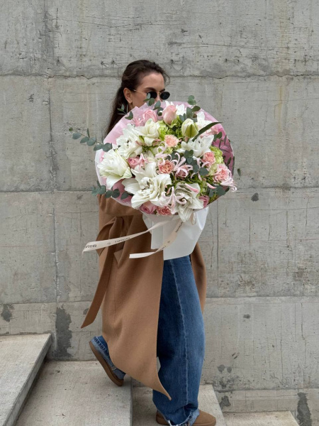 Букет з гортензій Cannonball, неріне Sofie, троянд  Heidi, гвоздик Altair. лілій Chardonnay та евкаліпту