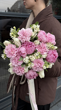 Букет з рожевих півоній, гвоздик та білих тюльпанів