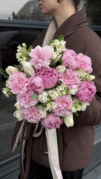 Букет з рожевих півоній, гвоздик та білих тюльпанів