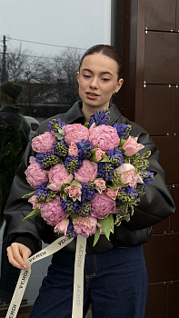 Букет з рожевих півоній, синіх гіацинтів та декоративної зелені