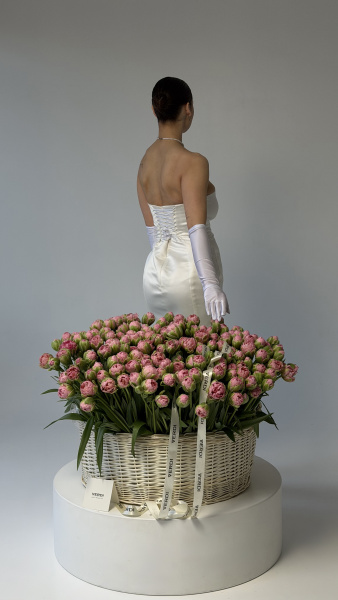 Величезна корзина з рожевими півонієподібними тюльпанами та фірмовою стрічкою