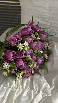 Букет з бузкових півонієподібних тюльпанів та білого оксипеталуму