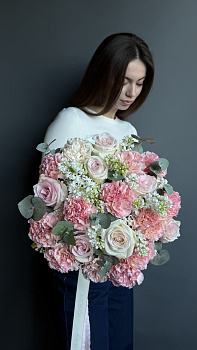 Букет з піоноподібних троянд, ніжно-персикових гвоздик та білого бузку з евкаліптом